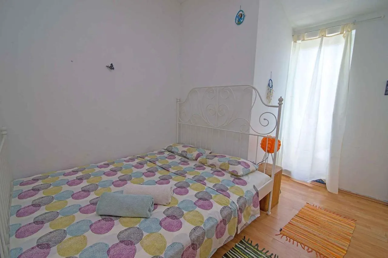 Apartment In Mali Losinj 35946
