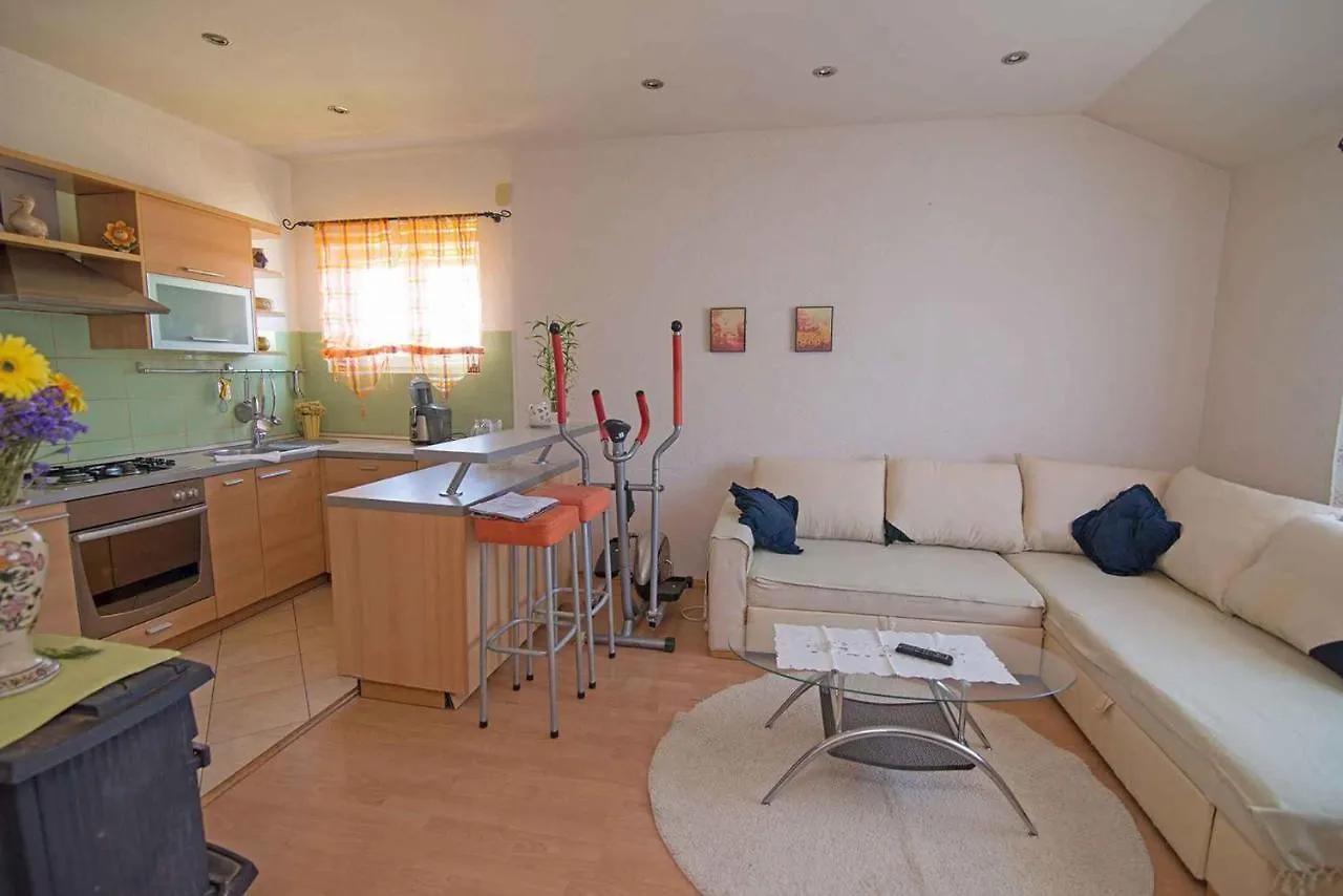 Apartment In Mali Losinj 35946